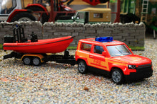 Load image into Gallery viewer, 1608 Siku 1:87 Emergency Land Rover Defender with Life Boat