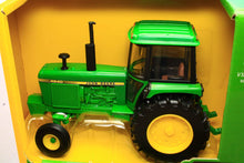 Load image into Gallery viewer, ERT45921 Etrl 1:32 Scale John Deere 4240 2WD Tractor