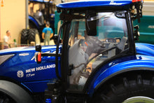 Load image into Gallery viewer, UH6364 Universal Hobbies 132 Scale New Holland T7.190 Auto Command 2022 4wd Tractor
