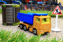 Load image into Gallery viewer, 1600 SIKU 187 SCALE TIPPER TRUCK WITH 5M ROLL-OUT ROAD AND SIGN