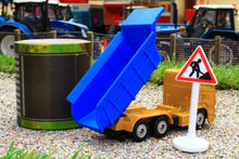 Load image into Gallery viewer, 1600 SIKU 187 SCALE TIPPER TRUCK WITH 5M ROLL-OUT ROAD AND SIGN