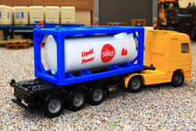 Load image into Gallery viewer, 1792 SIKU 1:87 SCALE MERCEDES ARTICULATED LORRY WITH TANK CONTAINER - REAR VIEW