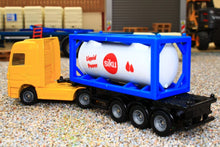 Load image into Gallery viewer, 1792 SIKU 1:87 SCALE MERCEDES ARTICULATED LORRY WITH TANK CONTAINER - REAR VIEW