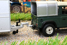Load image into Gallery viewer, 2890 SIKU IFOR WILLIAMS LIVESTOCK TRAILER WITH 2 COWS