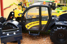 Load image into Gallery viewer, 42363 Britains New Holland TH 7-42 Telehandler - close-up of left side