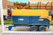 Load image into Gallery viewer, 42700(w) Weathered Britains Kane 16 tonne Twin-Axle Silage Trailer - Dusty Effect!