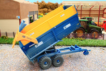Load image into Gallery viewer, 42700(w) Weathered Britains Kane 16 tonne Twin-Axle Silage Trailer - Dusty Effect!