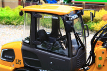 Load image into Gallery viewer, AT3200164 AT Collections 1:32 Scale Volvo L25 Compact Loader Electric