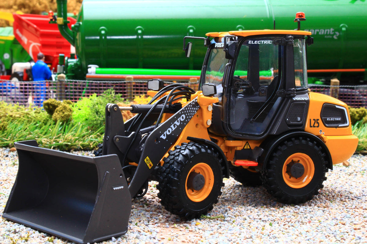 AT3200164 AT Collections 1:32 Scale Volvo L25 Compact Loader
