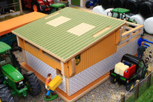 Load image into Gallery viewer, Bt8900 Bull Pen Farm Buildings & Stables (1:32 Scale)
