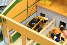 Load image into Gallery viewer, Bt8940 Pig Shed With Free Britians Pig Pen & Fence Set! Farm Buildings Stables (1:32 Scale)