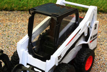 Load image into Gallery viewer, BUR318002 BURAGO 132 SCALE BOBCAT S590 SKID STEER LOADER WITH GRAPPLE