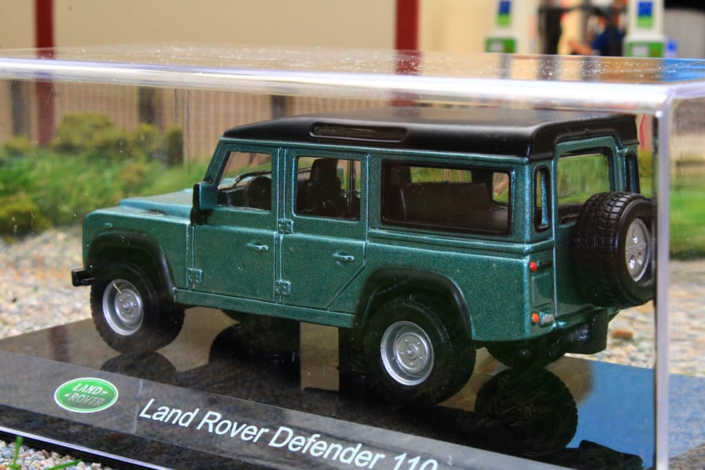 BUR32060G Burago 1:43 Scale Land Rover Defender 110 in Metallic Green –  Brushwood Toys
