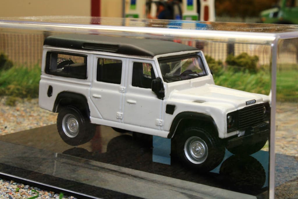 BUR32060W Burago 1:43 Scale Land Rover Defender 110 in White