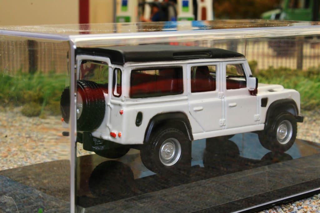 BUR32060W Burago 1:43 Scale Land Rover Defender 110 in White – Brushwood  Toys