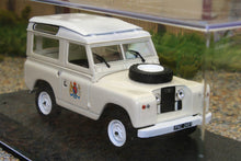 Load image into Gallery viewer, GRE86562 Greenlight Land Rover 88 Series IIa Station Wagon Ace Ventura