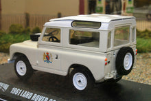 Load image into Gallery viewer, GRE86562 Greenlight Land Rover 88 Series IIa Station Wagon Ace Ventura