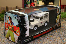 Load image into Gallery viewer, GRE86562 Greenlight Land Rover 88 Series IIa Station Wagon Ace Ventura