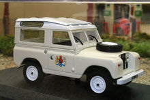 Load image into Gallery viewer, GRE86562 Greenlight Land Rover 88 Series IIa Station Wagon Ace Ventura