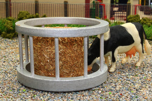 KG1961 ROUND FEEDER WITH BALE AND FRIESIAN COW STANDING