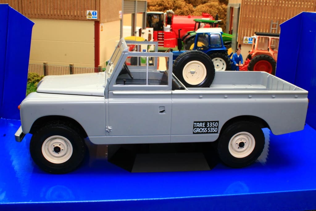 MCG18092 MCG 1:18 Scale Land Rover 109 Pick Up Series II 1959