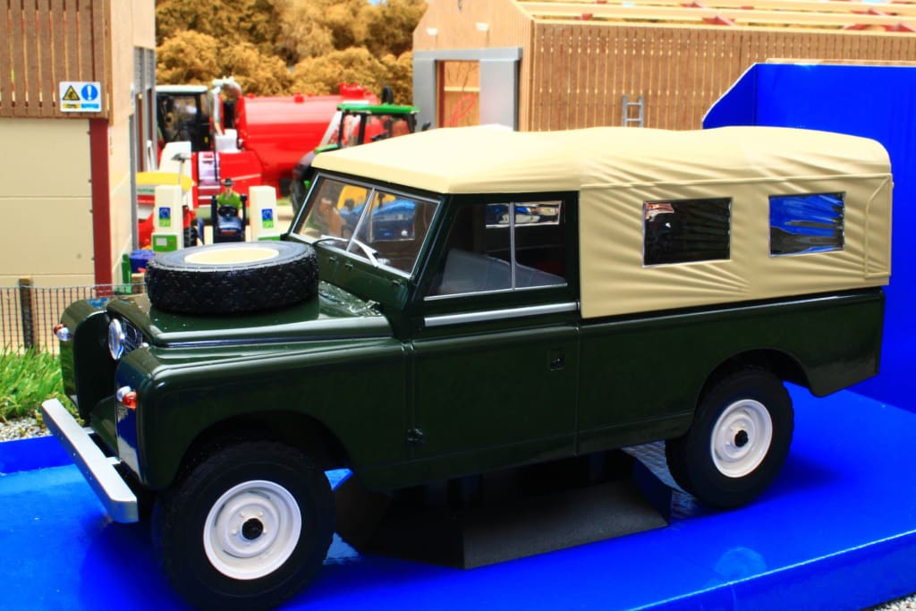 MCG18118 MCG 1:18 Scale Land Rover 109 Pick Up Series II Dark