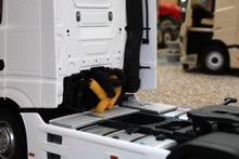 Load image into Gallery viewer, Mm1907-01 Mercedes-Benz Actros Streamspace 4X2 In White 20% Off! Tractors And Machinery (1:32 Scale)