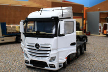 Load image into Gallery viewer, Mm1908-01 Mercedes-Benz Actros Streamspace 6X2 In White 20% Off! Tractors And Machinery (1:32 Scale)