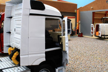 Load image into Gallery viewer, Mm1908-01 Mercedes-Benz Actros Streamspace 6X2 In White 20% Off! Tractors And Machinery (1:32 Scale)