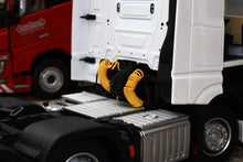 Load image into Gallery viewer, Mm1908-01 Mercedes-Benz Actros Streamspace 6X2 In White 20% Off! Tractors And Machinery (1:32 Scale)