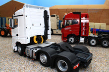 Load image into Gallery viewer, Mm1908-01 Mercedes-Benz Actros Streamspace 6X2 In White 20% Off! Tractors And Machinery (1:32 Scale)