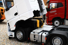 Load image into Gallery viewer, Mm1908-01 Mercedes-Benz Actros Streamspace 6X2 In White 20% Off! Tractors And Machinery (1:32 Scale)