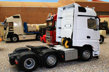 Load image into Gallery viewer, Mm1910-01 Mercedes-Benz Actros Bigspace 6X2 In White Tractors And Machinery (1:32 Scale)