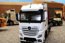 Load image into Gallery viewer, Mm1910-01 Mercedes-Benz Actros Bigspace 6X2 In White Tractors And Machinery (1:32 Scale)
