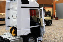 Load image into Gallery viewer, Mm1910-01 Mercedes-Benz Actros Bigspace 6X2 In White Tractors And Machinery (1:32 Scale)