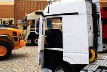 Load image into Gallery viewer, Mm1910-01 Mercedes-Benz Actros Bigspace 6X2 In White Tractors And Machinery (1:32 Scale)