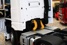 Load image into Gallery viewer, Mm1910-01 Mercedes-Benz Actros Bigspace 6X2 In White Tractors And Machinery (1:32 Scale)