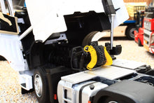 Load image into Gallery viewer, Mm1910-01 Mercedes-Benz Actros Bigspace 6X2 In White Tractors And Machinery (1:32 Scale)