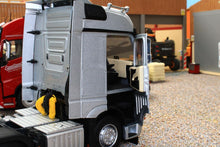 Load image into Gallery viewer, Mm1910-03 Mercedes-Benz Actros Bigspace 6X2 In Silver 20% Off! Tractors And Machinery (1:32 Scale)