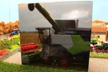 Load image into Gallery viewer, MM2028 MARGE MODELS CLAAS LEXION 6800 TERRA TRAC COMBINE HARVESTER WITH VARIO 930 HEADER