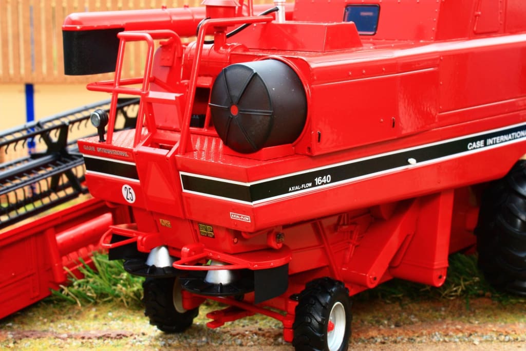 REPLICAGRI Moissonneuse-batteuse IH Axial Flow 1640 – 1/32 – Modèle Neuf