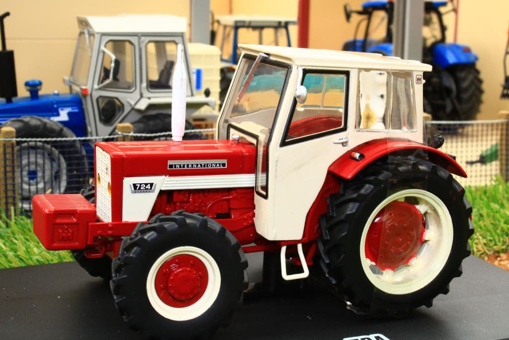 IH 946 International 2WD 1:32 Replicagri REP108 EXPECTED