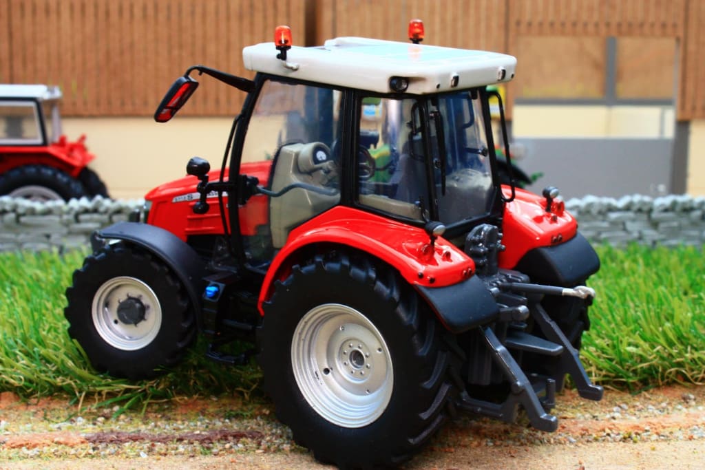 UH5305 UNIVERSAL HOBBIES MASSEY FERGUSON 5713S TRACTOR