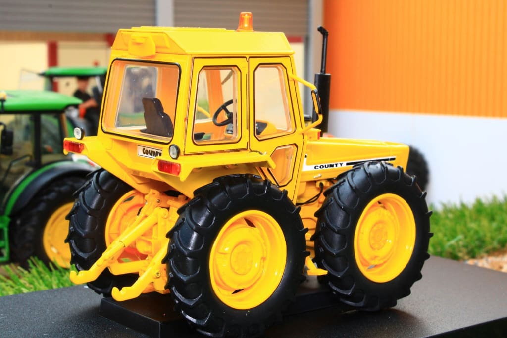 UH6212 UNIVERSAL HOBBIES FORD COUNTY 1174 INDUSTRIAL YELLOW VERSION