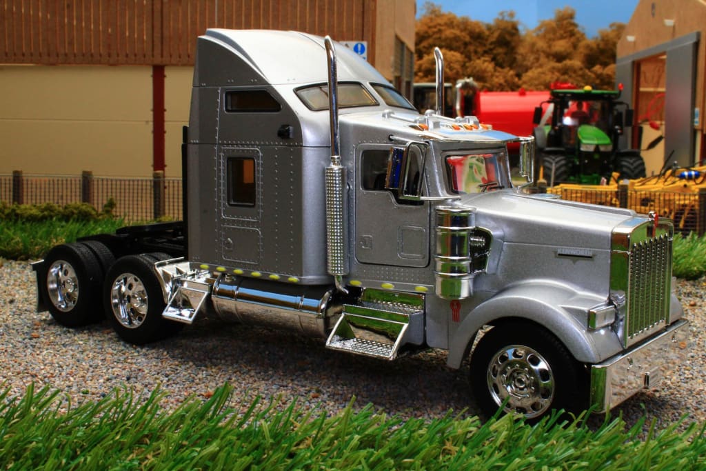 WEL32660S WELLY 1:32 SCALE KENWORTH W900 LORRY IN SILVER