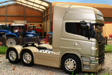 Load image into Gallery viewer, WEL32670LD WELLY 132 SCALE SCANIA R730 V8 6X4 LORRY IN GOLD