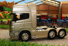 Load image into Gallery viewer, WEL32670LD WELLY 132 SCALE SCANIA R730 V8 6X4 LORRY IN GOLD