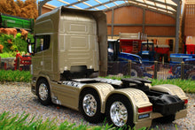 Load image into Gallery viewer, WEL32670LD WELLY 132 SCALE SCANIA R730 V8 6X4 LORRY IN GOLD