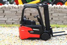 Load image into Gallery viewer, 1331 Siku Small Scale Linde Xi16 Forklift Truck