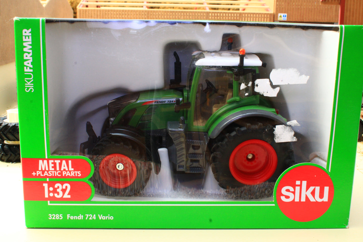 3285 SIKU FENDT 724 VARIO TRACTOR Box not 100%